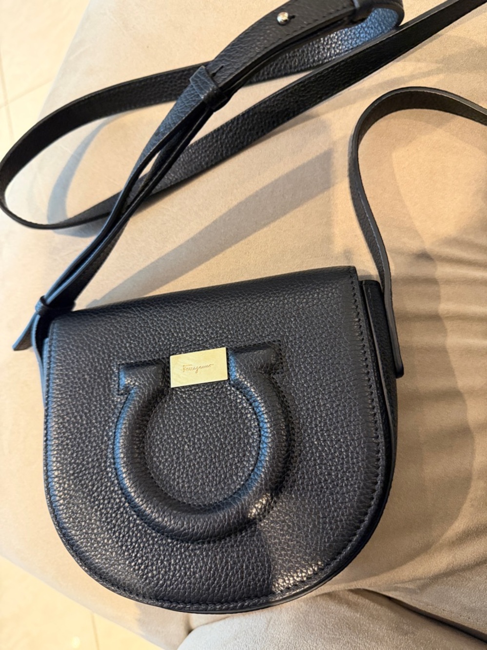 EUC Authentic - Ferragamo Black Pebbled Leather Crossbody - adjustable strap - Picture 4 of 10